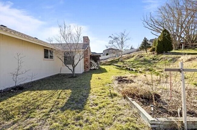 Building Photo - Elegant 4-Bedroom Home on a Corner Lot in ...