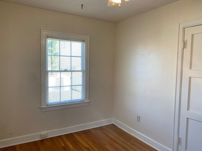Building Photo - Duplex located close to UK, Downtown or St...