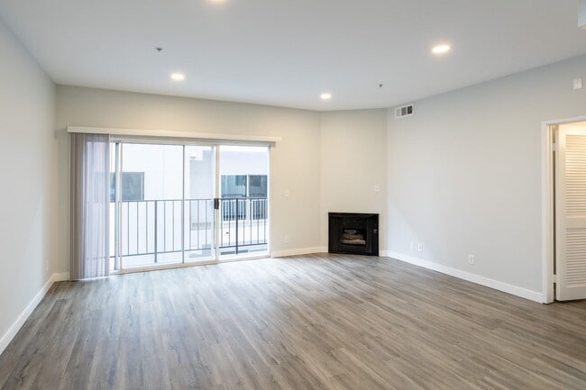 Interior Photo - 7057 Lanewood Ave