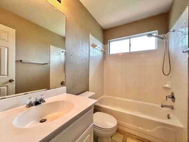 Building Photo - Lovely & Spacious 3/BR 2.5/BA Home in Roun...