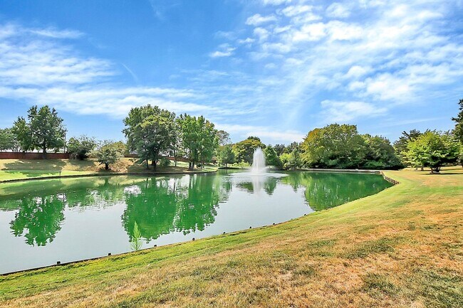 Building Photo - Spacious 2BR/2BA Condo in Prime South Charlotte Location!