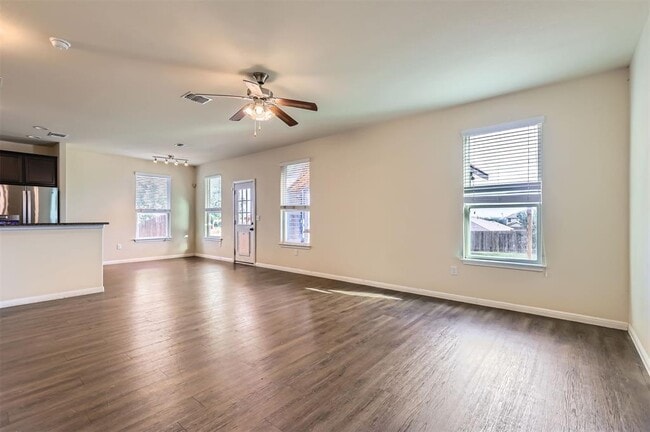 Building Photo - 112 Sabine River Dr