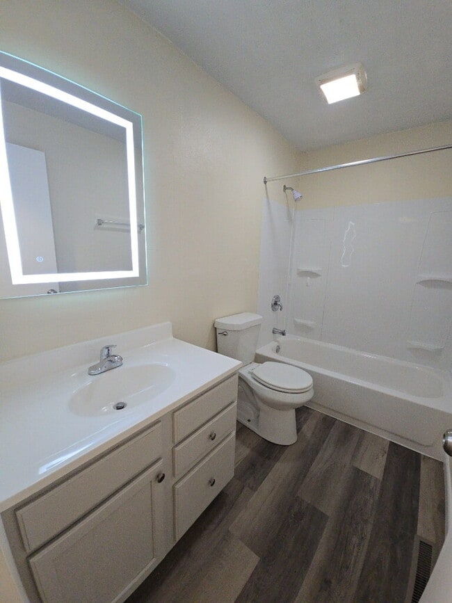 Building Photo - 1005 E Pearl St