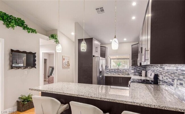 Building Photo - 2840 Blue Bonnet Dr