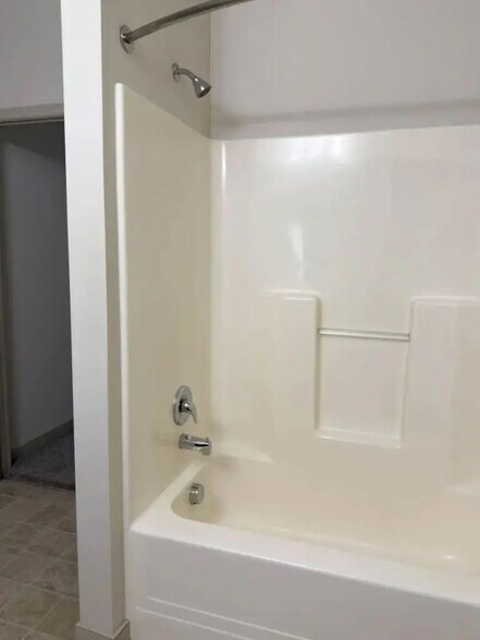 Building Photo - 2008 Shady Oak Dr