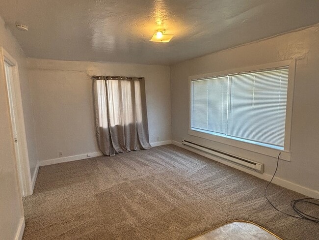 Building Photo - 435 NE Russell Ave