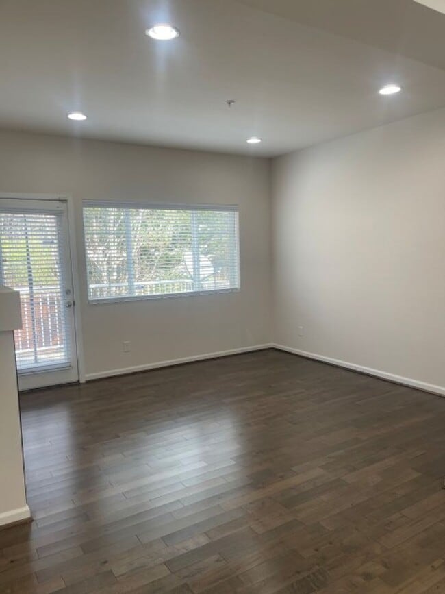 Building Photo - 3bd/2.5ba Lynnwood Townhome