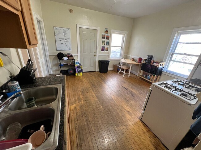 Building Photo - 626-26A E. Wright St.