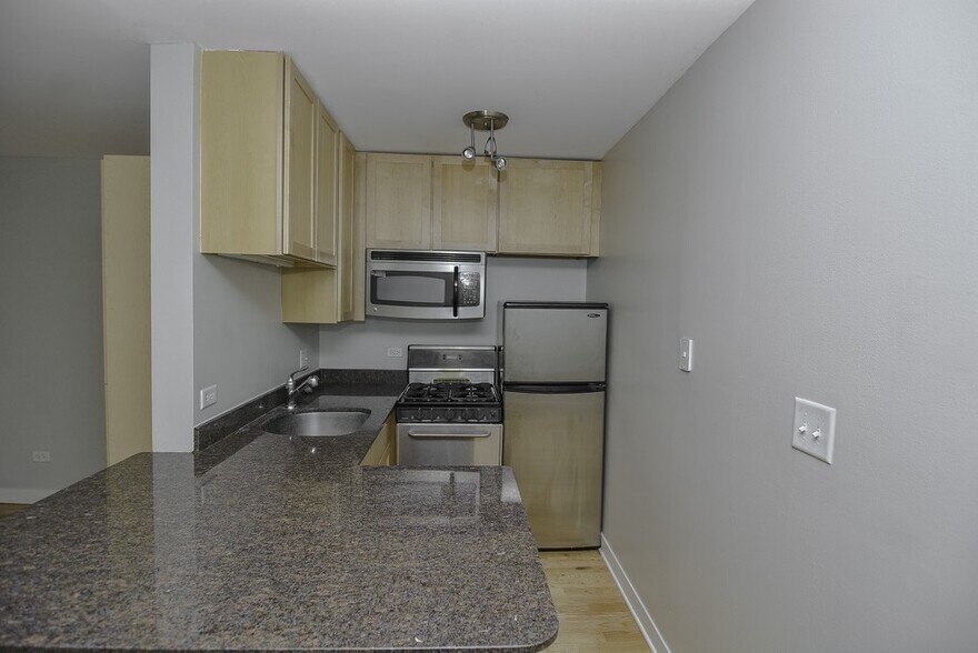 Building Photo - 630 W Wrightwood Ave