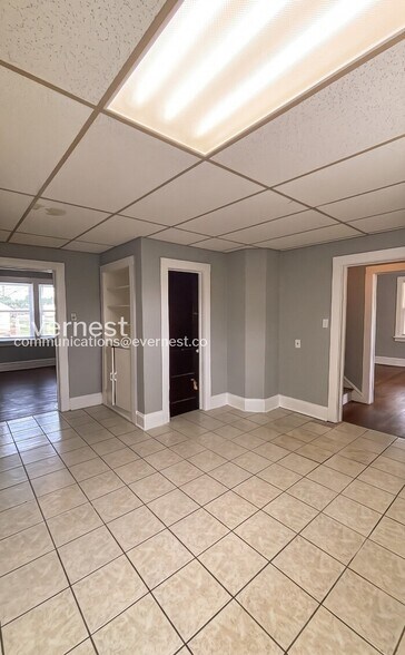 Building Photo - 901 E Nine Mile Rd