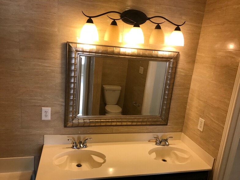 Building Photo - 713 Cooper Ln