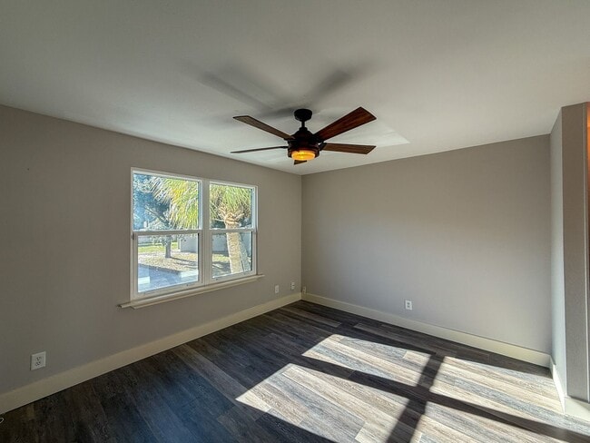 Building Photo - Completely renovated 2 bedroom 2 bath waterfront condo for rent near Pensacola Beach!