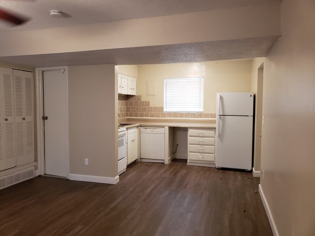 Building Photo - OAK ST