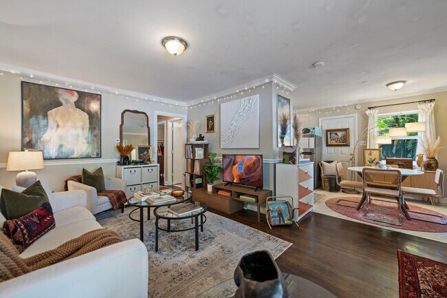 Building Photo - Available mid-June! 2 Bed Duplex In The He...