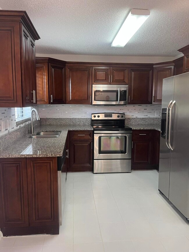 Building Photo - 1450 Hawthorne Pl