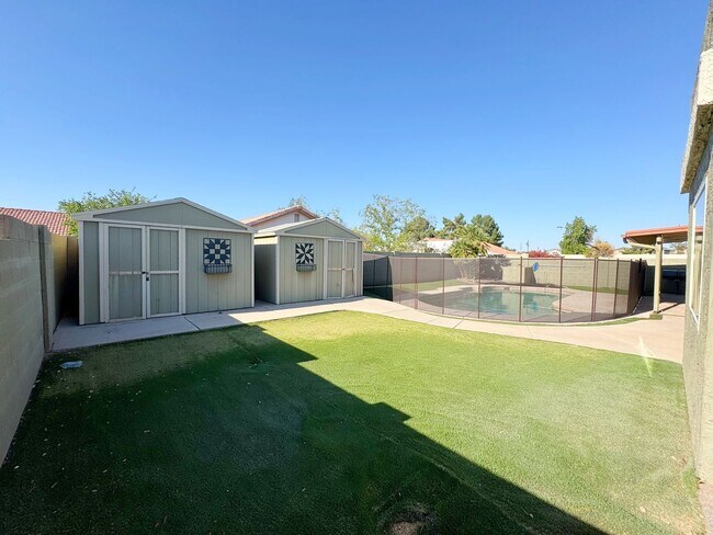 Building Photo - Spacious 4 Bedroom Pool Home in Quiet Cul De Sac
