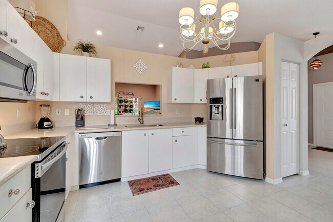 Building Photo - 6129 Heliconia Rd