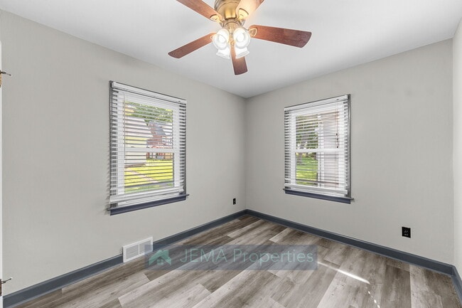 Building Photo - 503 E 8th St