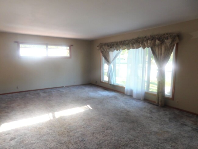 Building Photo - Beautiful 3 bedroom/2 bath blonde brick ra...