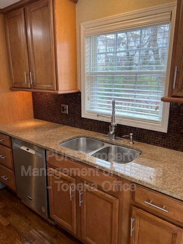 Building Photo - 429 E 63rd Terrace