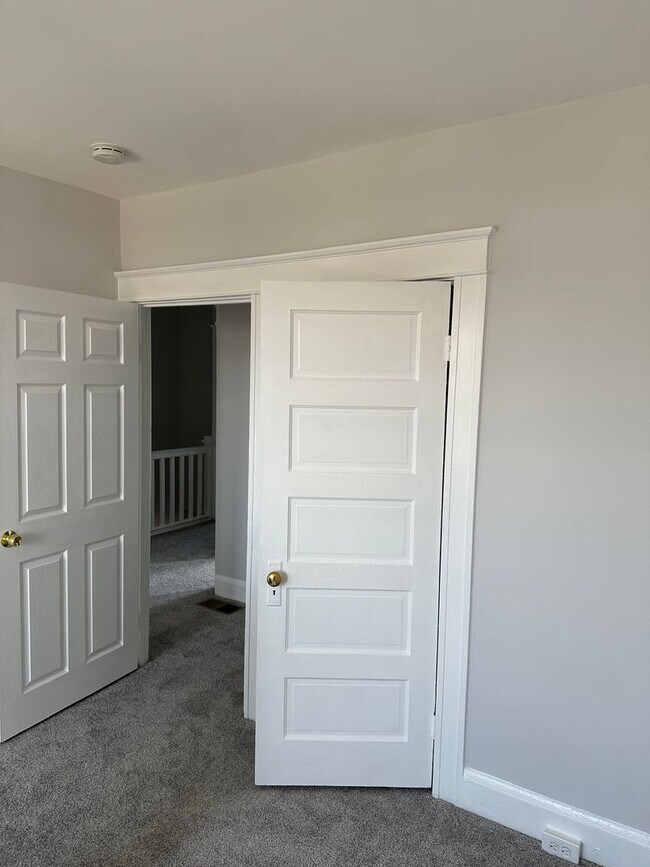 Building Photo - 3 Bedroom with Private Garage