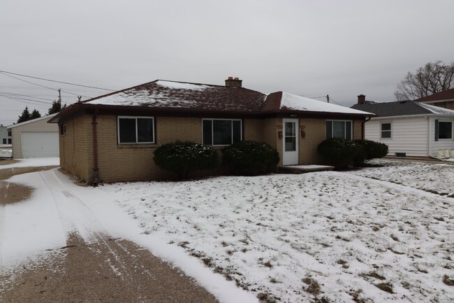 Building Photo - Cozy 2 Bedroom Ranch Duplex