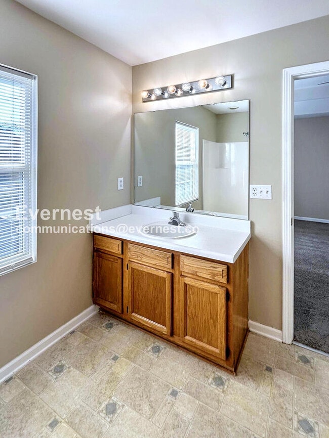 Building Photo - 941 Ujamaa Dr