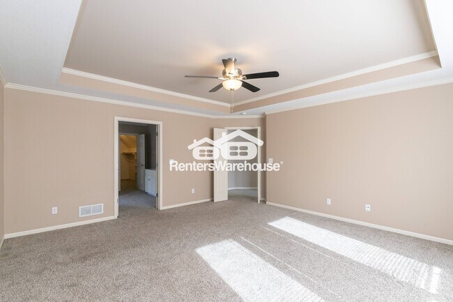 Building Photo - 5701 NE Hidden Meadow Dr