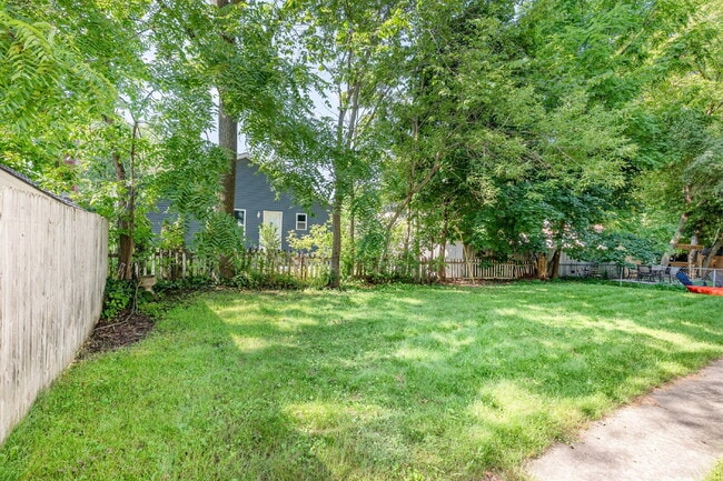 Building Photo - 2 Bedroom Duplex  $1050/Month