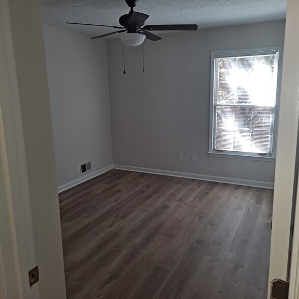 Building Photo - 7404 Saint Charles Sq