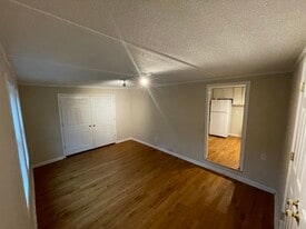 Building Photo - 1001 Moreland Dr