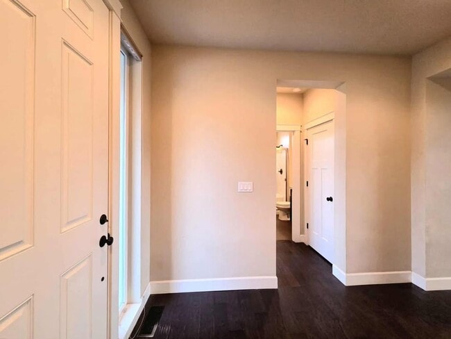 Building Photo - Large 3 bedroom, 3 bath newer build in sought after East Wenatchee neighborhood!