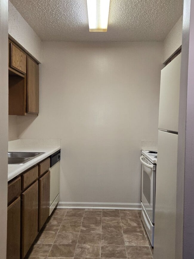 Building Photo - 2 Bedroom, 1 Bath Garden Flat