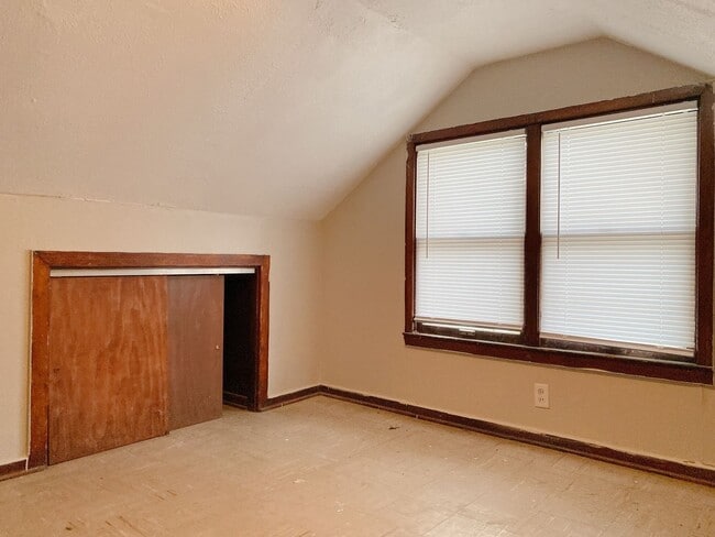 Building Photo - 3 bedroom 1 bath house!