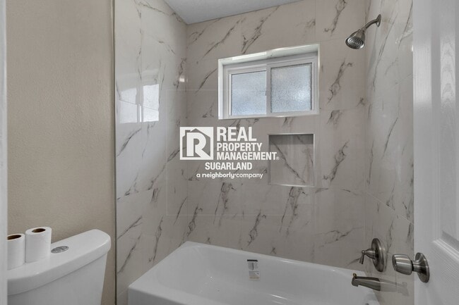 Building Photo - Charming Sugar Land Home: Modern Comfort & Great Location