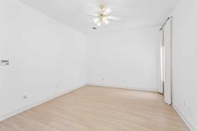 Building Photo - 5930 Hermitage Dr