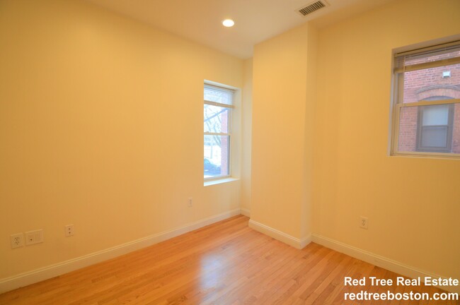 Apt 4 - 1803 Beacon St