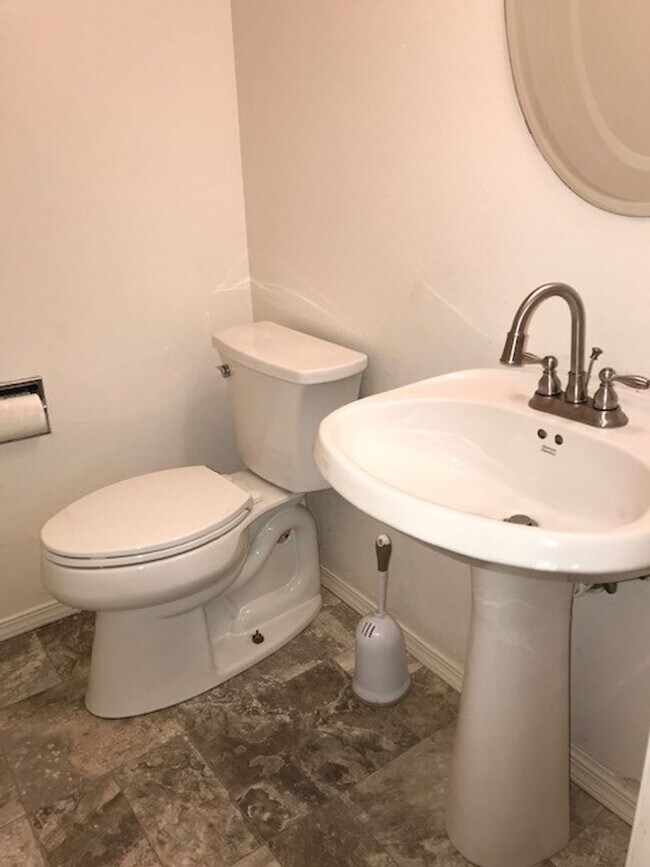 Building Photo - Beautiful remodeled 3 Story Townhome Pre-Leasing, Available now!