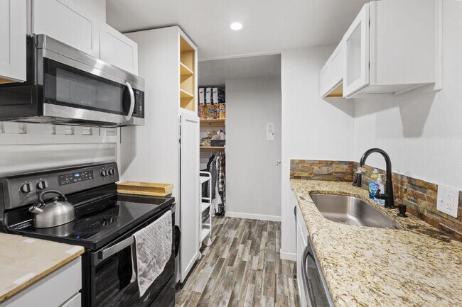 Building Photo - Live Above It All at the Satellite Condo 1 bed 1 bath!