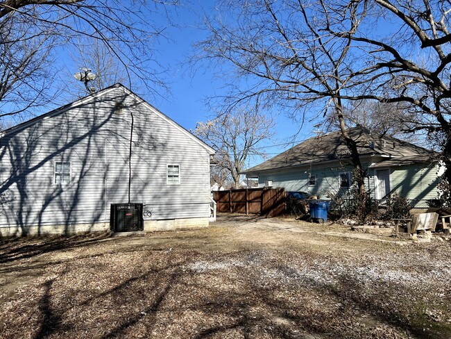 Building Photo - 1120 E Independence St