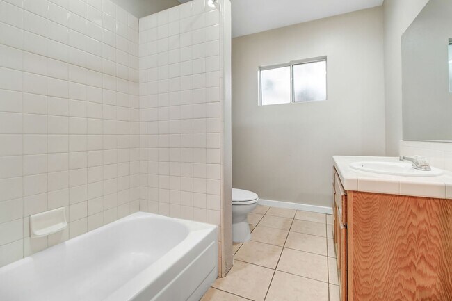Building Photo - Beautiful Pet Friendly Home in Pasadena