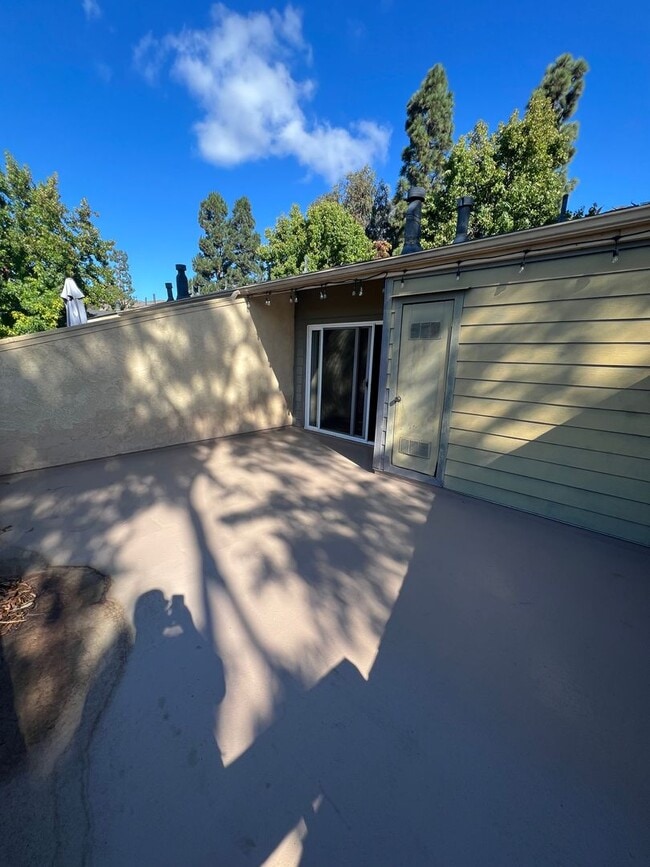 Building Photo - Lovely West Side Ventura Condo