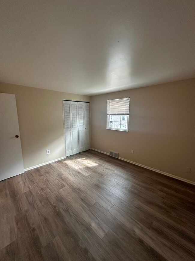 Building Photo - Charming 2 Bedroom Townhouse Available Now...
