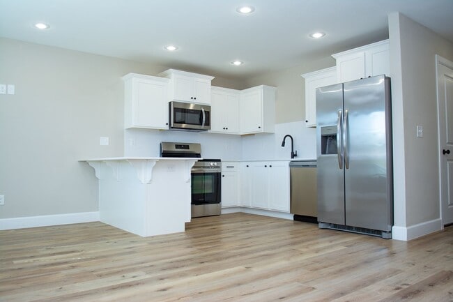 Building Photo - New 3 Bedroom / 2.5 Bathroom Townhome in Decatur!