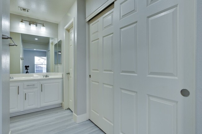 Building Photo - NW!!! 4 bedrooms!!! Pool and Spa!!! All ti...