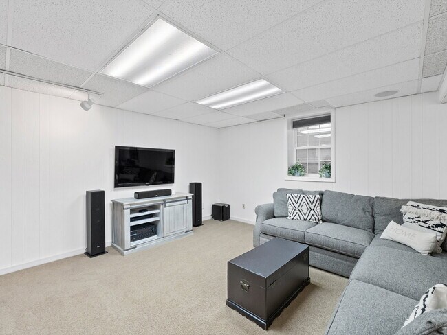 Building Photo - "Spacious 4-Bed Oasis with Scenic Views an...