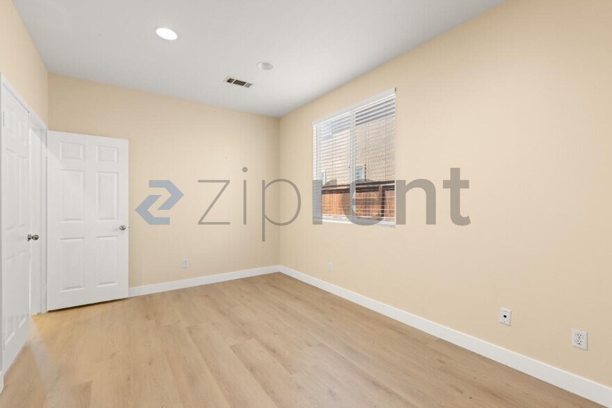 Building Photo - Unit