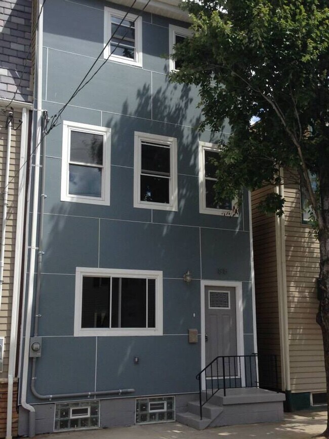 Building Photo - New Renovation - South Side Flats