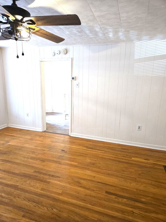 Building Photo - Spacious 3-bedroom single-family home in C...