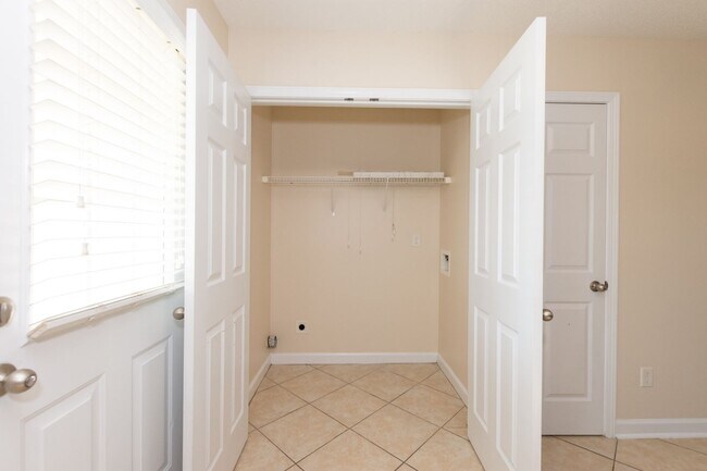 Building Photo - Looking for a townhome in Hubert?